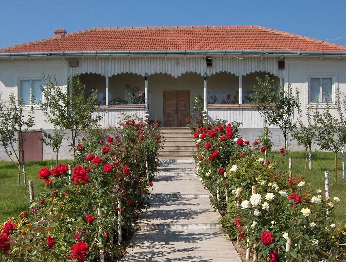 Casa parohială - vedere din față